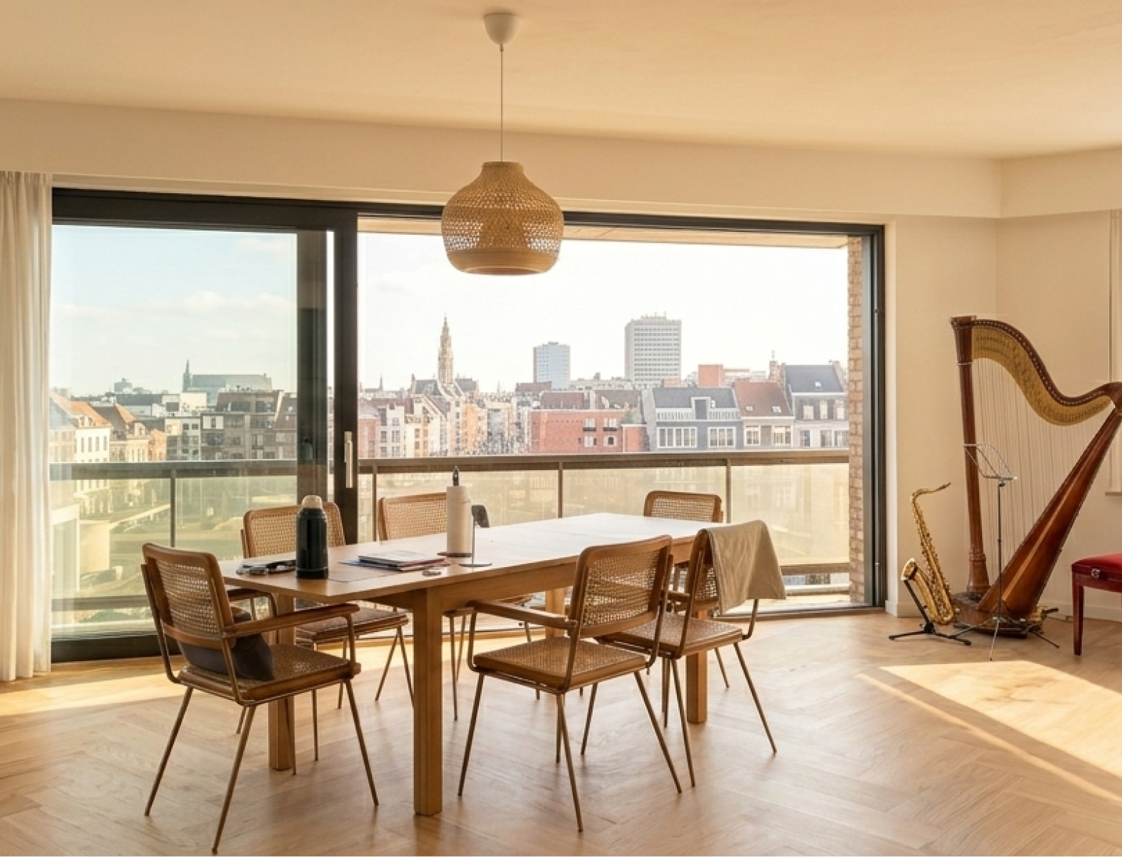 Gerenoveerde eetkamer met houten vloer, eettafel en zicht op de stad